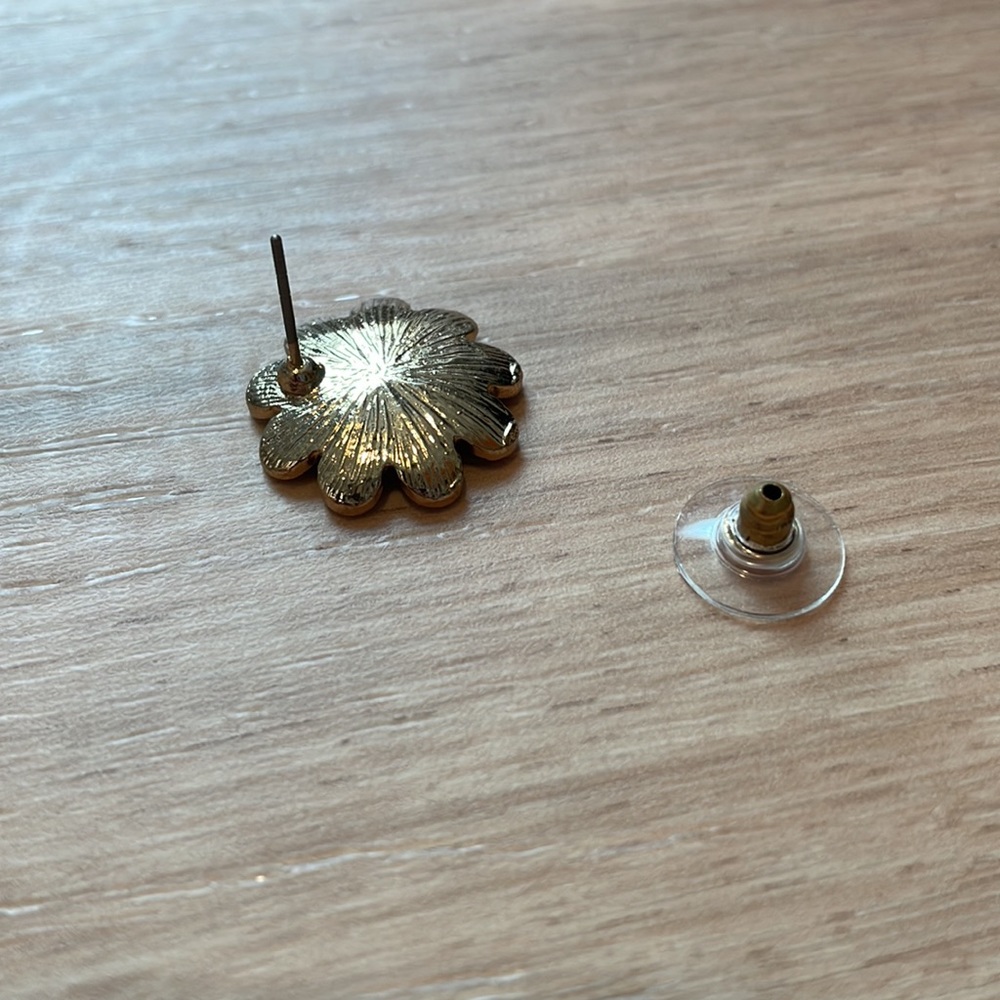 🌟Host Pick🌟NWT Flower earrings - Picture 4 of 4